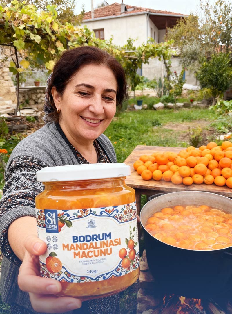 Fadime Teyze kazan başında macunu hazırlıyor